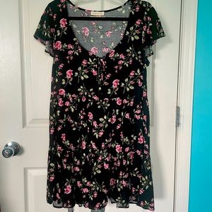 urban outfitters rose print 🌹 short sleeved dress 👗🖤